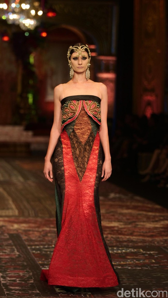 koleksi terbaru Sebastian Gunawan dan Cristina Panarese yang mengusung tema La Divina Marchesa di Ballroom Hotel Mulia. Senayan. Jakarta. [Foto: Mohammad Abduh/Wolipop]