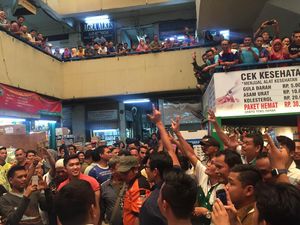 Salam 3 Jari Metal Sandiaga untuk Pedagang Pasar Pramuka