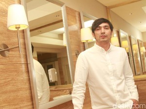 Lewat Tengah Malam, Abimana Kunjungi Tora Sudiro dan Mieke Amalia