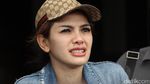 Datangi Kantor Polisi, Nikita Mirzani Berjaket Jeans