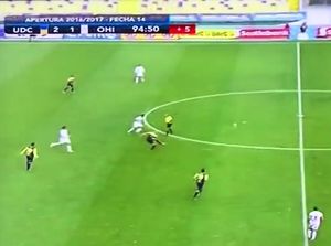 Pemain Ini Bikin Gol Keren dari Jarak 60 Meter... dengan Mata Terpejam