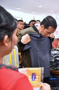 Sandal Diskon Jokowi Ramai Dibahas Netizen