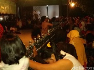 Tradisi Udhik-udhik, Ribuan Warga Yogyakarta Berebut Uang Logam dari Keraton