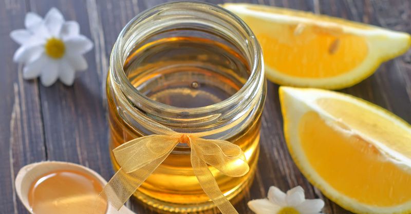 Agar khasiatnya maksimal, madu disarankan dikonsumsi dengan air hangat.