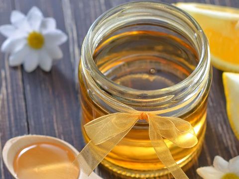 Madu sebagai salah satu bahan alami untuk mencegah bibir pecah-pecah.