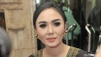 Yuni tampil dengan gaun nuansa hitam beraksen gold. Foto: Noel/detikHOT
