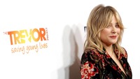 Ia tampil dengan poni yang hampir menutup matanya itu. Tommaso Boddi/Getty Images for The Trevor Project/detikFoto.