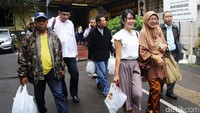 Istri Sri Bintang Pamungkas, Ernalia tampak datang ditemani menantu dan tim kuasa hukum.