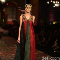 koleksi terbaru Sebastian Gunawan dan Cristina Panarese yang mengusung tema La Divina Marchesa di Ballroom Hotel Mulia. Senayan. Jakarta. [Foto: Mohammad Abduh/Wolipop]