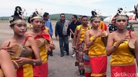 Saat tiba, Imam Nahrawi disambut tarian.