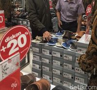 Sandal Warna Biru Ramai Dibahas, Jokowi: Bukan Mau Nyindir yang Biru-biru