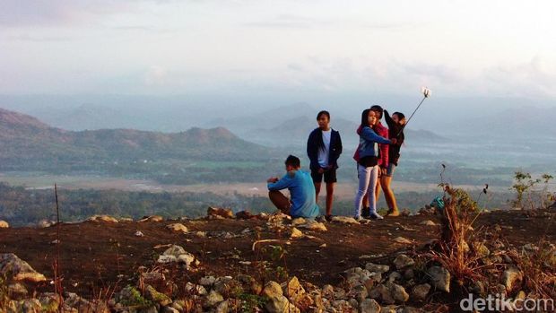 Wisatawan berfoto di Bukit Banyon (Adhar/detikTravel)