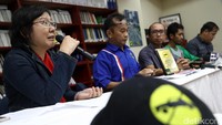 (Ki-ka) Direktur Ruang Jakarta Center for Urban Studies Elisa Sutanudjaja, Inisiator Car Free Day Karya Ersada, Inisiator CFD Ahmad Safrudin, Manager Program dan Kampanye Walhi Jakarta Zul Priadi, dan Inisiator CFD Alfred Sitorus jumpa pers di Gedung Sarinah, Menteng, Jakarta Pusat (1/12/2016).