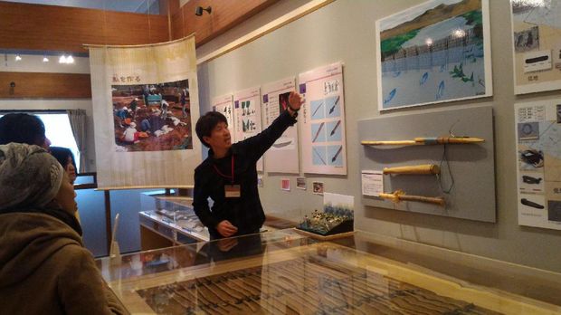  Pemandu menjelaskan tentang isi Ishikari Sand Dunes Museum (Aryo/detikTravel)