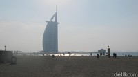 Pantai Jumeirah berlokasi berdekatan dengan Burj Al Arab. Dari pantainya juga, turis dapat melihat bangunan yang jadi ikonnya Dubai tersebut (Afif/detikTravel)