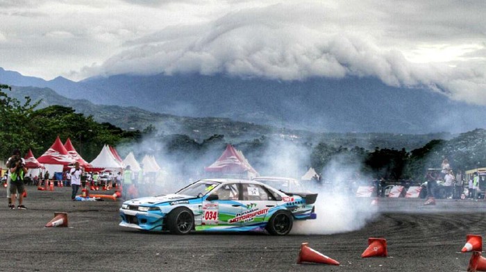 Aksi para drifter Pertamax Motorsport Drift Team saat memacu kendaraannya di ajang Pertamax Motorsport Drifting Championship 2016 di area parkir sirkuit Sentul, Bogor, Jawa Barat.