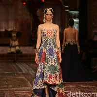 koleksi terbaru Sebastian Gunawan dan Cristina Panarese yang mengusung tema La Divina Marchesa di Ballroom Hotel Mulia. Senayan. Jakarta. [Foto: Mohammad Abduh/Wolipop]