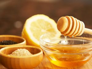 Benarkah Minum Madu Setelah Makan Buah Pir Bisa Bikin Keracunan?