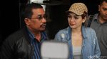 Datangi Kantor Polisi, Nikita Mirzani Berjaket Jeans
