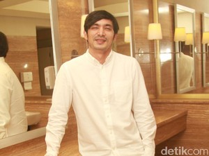 Yuk! Kenal Lebih Dekat dengan Abimana Aryasatya, si Ayah Ganteng
