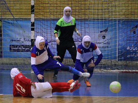 Ketika Para Gadis Rusia Berhijab Saat Main Futsal di Iran