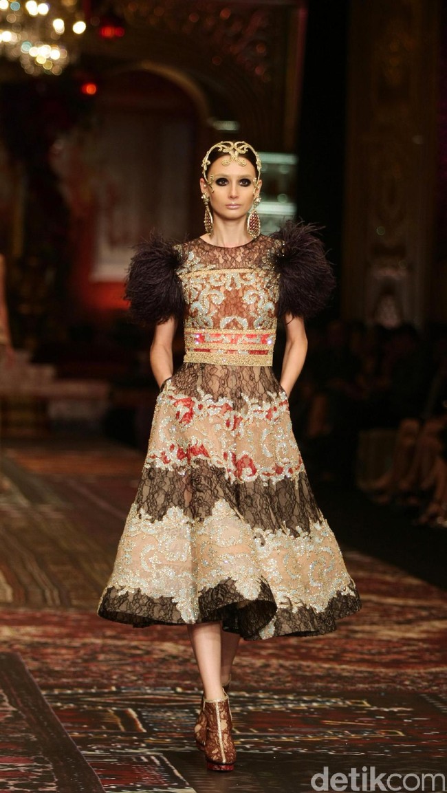 koleksi terbaru Sebastian Gunawan dan Cristina Panarese yang mengusung tema La Divina Marchesa di Ballroom Hotel Mulia. Senayan. Jakarta. [Foto: Mohammad Abduh/Wolipop]