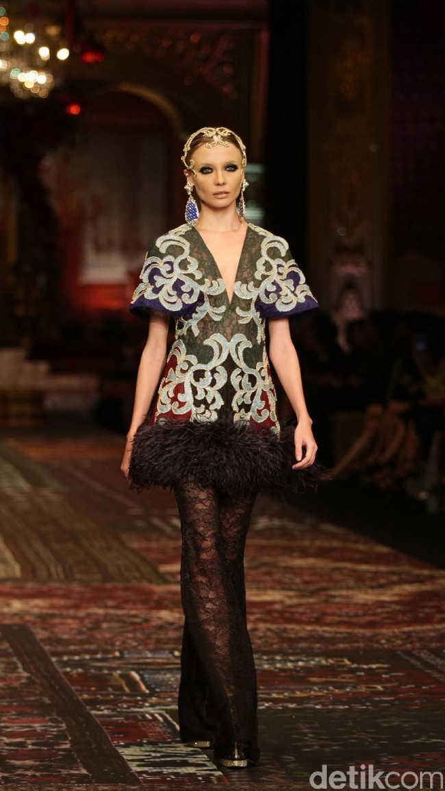 koleksi terbaru Sebastian Gunawan dan Cristina Panarese yang mengusung tema La Divina Marchesa di Ballroom Hotel Mulia. Senayan. Jakarta. [Foto: Mohammad Abduh/Wolipop]