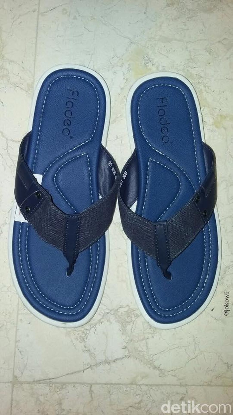  Sandal  Warna  Biru  Ramai Dibahas Jokowi Bukan Mau Nyindir 