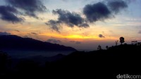 Foto: Salah satu pemandangan dahsyat di Bukit Banyon adalah sunrise yang cantik. Sunrise muncul sekitar pukul 05.30 WIB (Adhar/detikTravel)