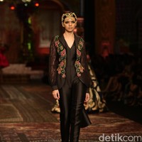 koleksi terbaru Sebastian Gunawan dan Cristina Panarese yang mengusung tema La Divina Marchesa di Ballroom Hotel Mulia. Senayan. Jakarta. [Foto: Mohammad Abduh/Wolipop]