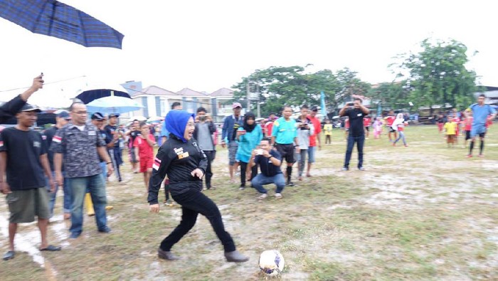 Gaya Mpok Sylvi Bermain Bola Bersama Warga