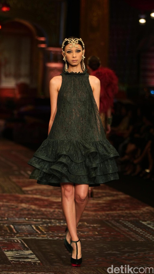 koleksi terbaru Sebastian Gunawan dan Cristina Panarese yang mengusung tema La Divina Marchesa di Ballroom Hotel Mulia. Senayan. Jakarta. [Foto: Mohammad Abduh/Wolipop]