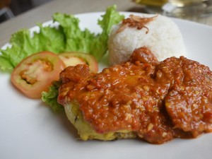 Amypond Cafe: Pedas Juicy, Ayam Penyet yang Dimasak dengan Teknik Confit