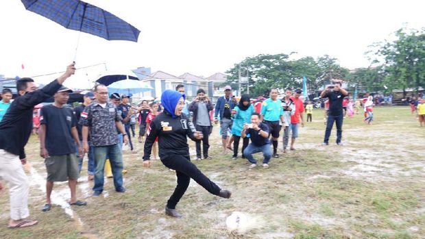 Gaya Mpok Sylvi Bermain Bola Bersama Warga