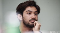 Kira-kira Reza lagi mikir apa ya?
