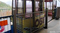 Foto: Kereta gantung ini dikenal sebagai Shosenkyo Ropeway. Untuk naik kereta ini, biayanya 1.200 Yen (Rp 142 ribu) per orang dewasa dan 600 Yen (Rp 71 ribu) buat anak-anak, untuk naik dan kembali turun (Kurnia/detikTravel)