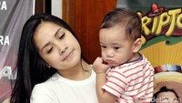 Nagita Slavina memang belum bisa mengembalikan bentuk tubuhnya ke semula. Tapi, ia seperti punya magnet tersendiri untuk tetap menjadi perhatian. Foto: Noel/detikHOT