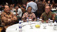 Direktur Utama BPJS Ketenagakerjaan Agus Susanto berbincang dengan CEO CT Corp Chairul Tanjung dan Irjen Kemenaker Sunarno saat perayaan HUT BPJS TK ke 39 di Jakarta, Senin (5/12/2016).