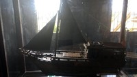 Di museum ini kita juga bisa melihat replika kapal phinisi yang terbuat dari kayu. Replika ini dimasukkan ke dalam kotak kaca, agar terjaga keamanannya (Esty/detikTravel)