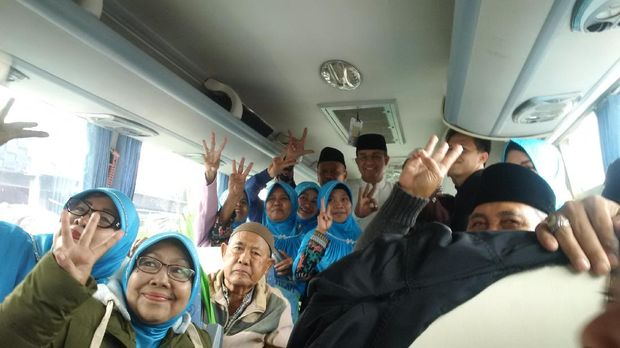 Kampanye di Kebon Jeruk, Anies Sempatkan Sapa Warga yang Hendak Umrah