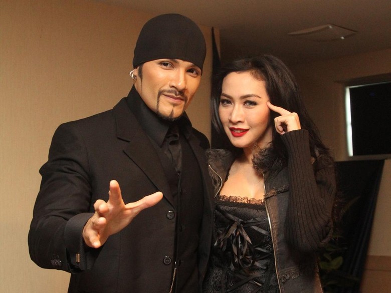 Romy Rafael Ajak Istri Show ke Timur Tengah Romy Rafael Ajak Istri Show ke Timur Tengah
