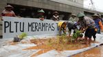 Greenpeace Aksi Tanam Padi di Depan Kedubes Jepang
