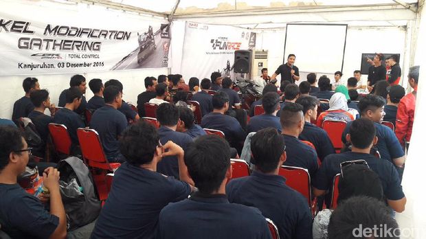 Ribuan Orang Ramai-ramai Balapan dengan Honda CBR250RR