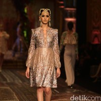 koleksi terbaru Sebastian Gunawan dan Cristina Panarese yang mengusung tema La Divina Marchesa di Ballroom Hotel Mulia. Senayan. Jakarta. [Foto: Mohammad Abduh/Wolipop]