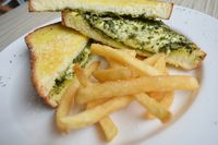 Amypond Cafe: Pedas <i>Juicy</i>, Ayam Penyet yang Dimasak dengan Teknik Confit