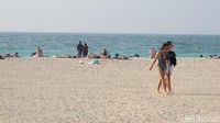 Walaupun sebagai salah satu wilayah Timur Tengah, Dubai tidak terlalu ketat. Di Pantai Jumeirah ini turis masih bebas menggenakan bikini dan berjemur (Afif/detikTravel)