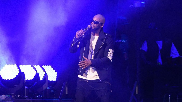 R Kelly Kaget Area Pribadinya Disentuh Penggemar
