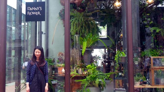 Turis berfoto di toko bunga Danny's Flower (Wahyu/detikTravel)