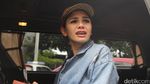 Datangi Kantor Polisi, Nikita Mirzani Berjaket Jeans