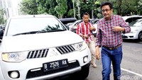 Seperti biasa Djarot tampil mengenakan kemeja kotak-kotak yang khas dipadu celana jeans.